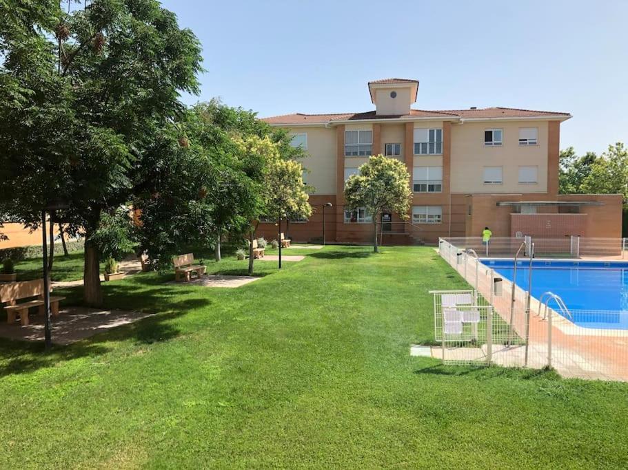 Vut El Parque -Con Piscina En Verano - Aparcamiento En Calle Y Parking Gratis En El Centro Cidade Real Exterior foto