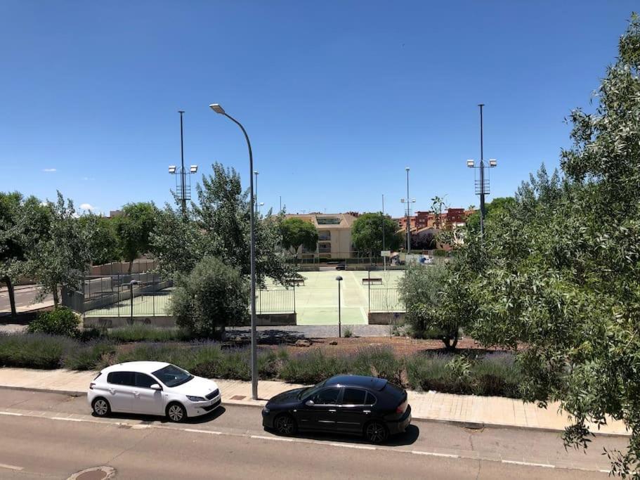 Vut El Parque -Con Piscina En Verano - Aparcamiento En Calle Y Parking Gratis En El Centro Cidade Real Exterior foto